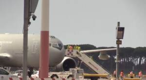 Afghanistan, a Fiumicino l’aereo con gli italiani e gli ex collaboratori. Draghi: Grazie all’esercito