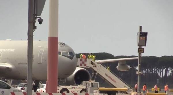 Afghanistan, a Fiumicino l’aereo con gli italiani e gli ex collaboratori. Draghi: Grazie all’esercito