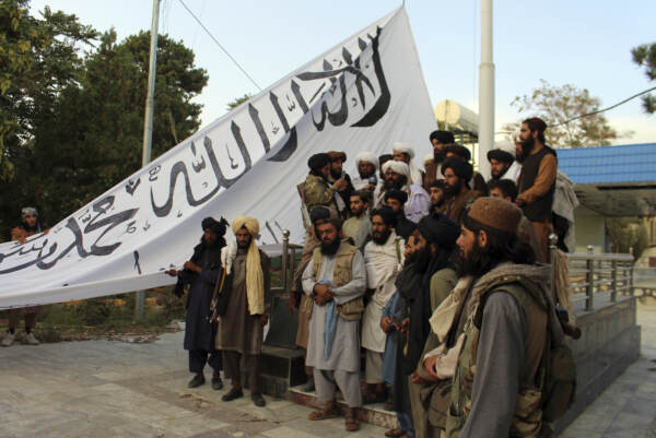 Afghanistan, talebani sono a Kabul: in corso trattative per una transizione pacifica