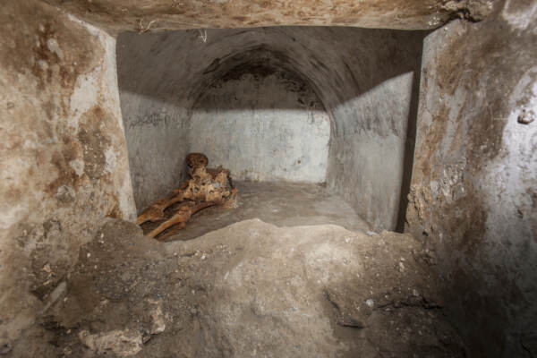 Pompei, scoperta una tomba unica con un corpo semi mummificato: era un ex schiavo poi liberato