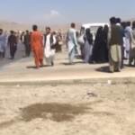Kabul, afghani si precipitano verso gli aerei per cercare di lasciare il Paese