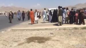 Kabul, afghani si precipitano verso gli aerei per cercare di lasciare il Paese