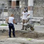 Pompei, scoperta tomba con decori mai visti e resti umani mummificati
