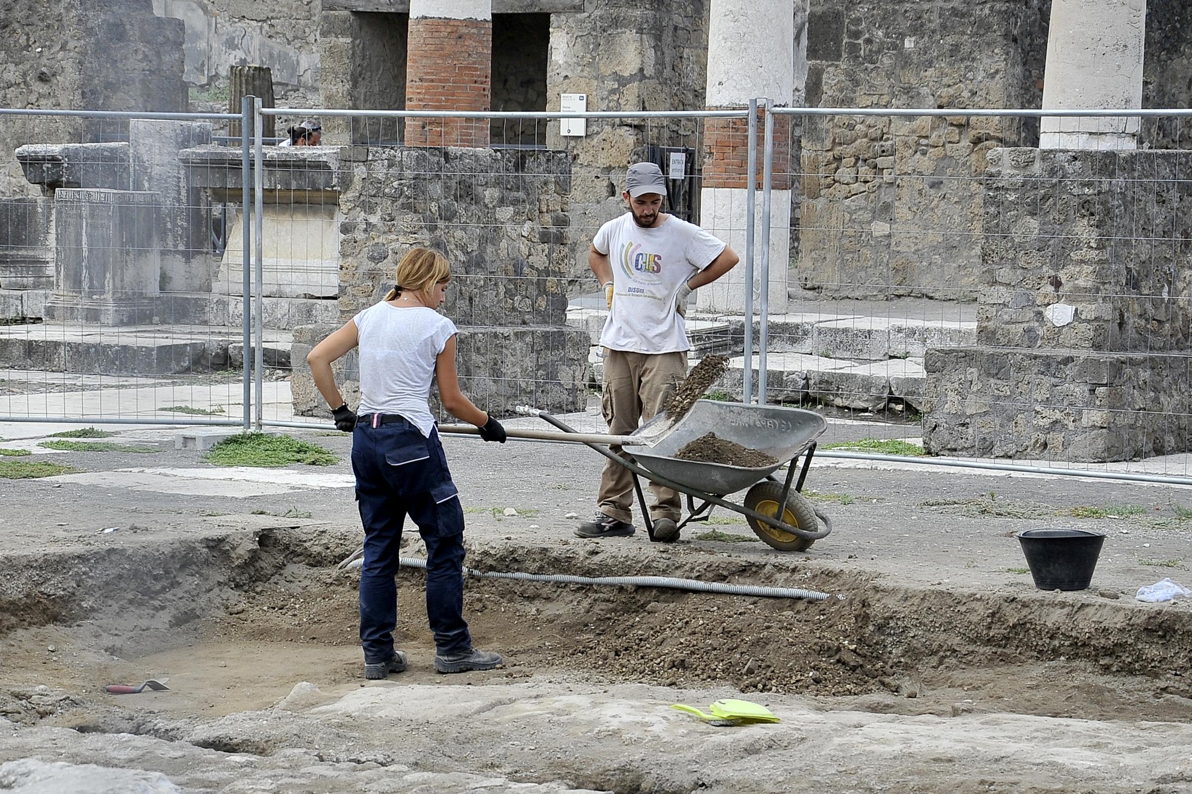 Pompei, scoperta tomba con decori mai visti e resti umani mummificati Pompei, scoperta tomba con decori mai visti e resti umani mummificati