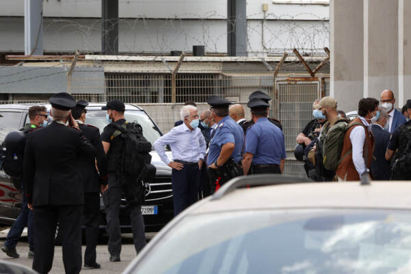 Afghanistan, atterrato all'aeroporto di Fiumicino l'aereo con gli italiani rimpatriati da Kabul