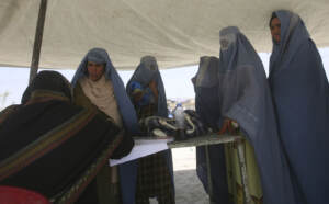 Afghanistan, allarme ong: Talebani casa per casa, donne rischiano vita