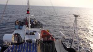 Migranti, la ResQPeolpe attracca ad Augusta con 166 persone