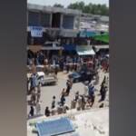 Jalalabad, talebani sparano sulla folla che manifesta con la bandiera dell’Afghanistan