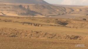 Afghanistan: in fuga dai talebani, profughi arrivano in Turchia dal confine iraniano
