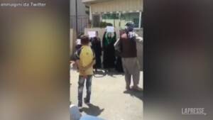 Afghanistan, la protesta delle “donne coraggio”: in strada a volto scoperto