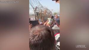 Afghanistan, caos all’aeroporto di Kabul: decine di feriti nella calca