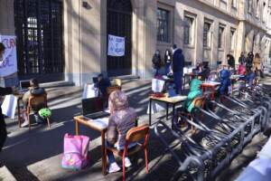 Sit in di insegnanti e alunni davanti ad una scuola primaria di Milano