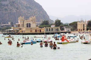 Caldo torrido in Sicilia: spiagge e fontane prese d'assalto