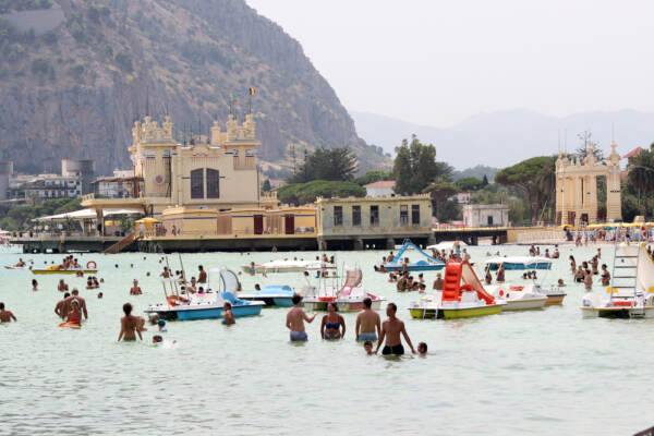 Caldo torrido in Sicilia: spiagge e fontane prese d'assalto