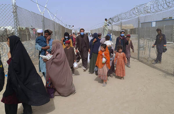 Afghanistan, centinaia di persone giunte al confine con il Pakistan