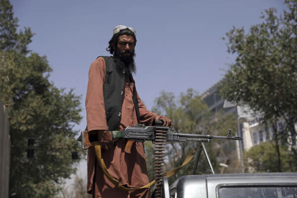 Afghanistan, talebani sorvegliano l'ingresso del palazzo presidenziale a kabul