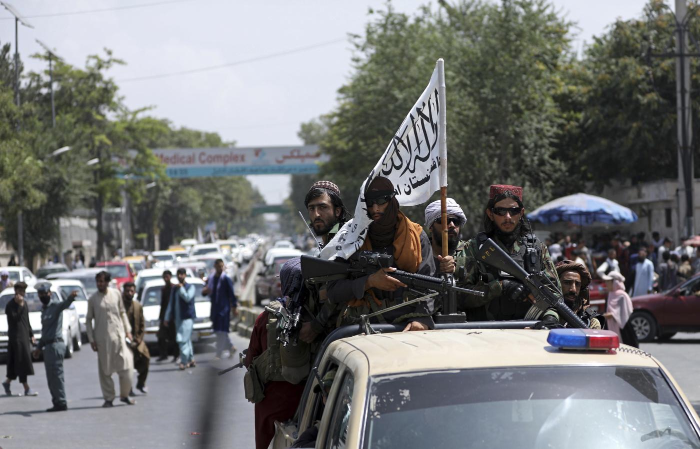 Afghanistan, proteste contro talebani: vari morti. Biden: “I soldati Usa resteranno oltre il 31 agosto per le evacuazioni”