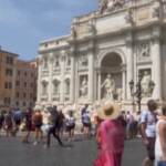 Roma, si rivedono i turisti stranieri in centro: “Le cose pian piano migliorano”