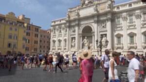 Roma, si rivedono i turisti stranieri in centro: “Le cose pian piano migliorano”