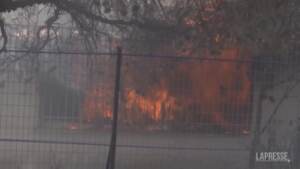 Grecia: fuoco a nord di Atene, l’incendio va avanti da 4 giorni