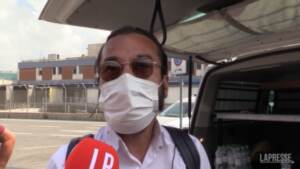 Il ristoratore di origini afghane attende in lacrime la sorella a Fiumicino