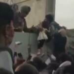 Afghanistan, il dramma delle madri all’aeroporto di Kabul: lanciano i figli oltre il filo spinato