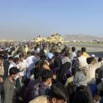 Afghanistan, caos e morti in aeroporto a Kabul: gas lacrimogeni su folla