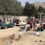 Afghanistan: gente accampata all’esterno dell’aeroporto di Kabul