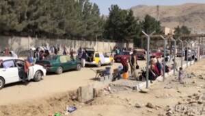 Afghanistan: gente accampata all’esterno dell’aeroporto di Kabul