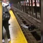 New York, cade sui binari della metro: poliziotto lo salva prima dell’arrivo del treno