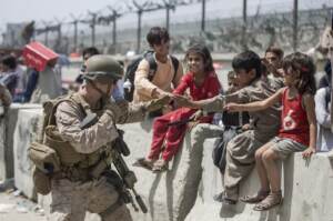 Afghanistan, i Marines degli Stati Uniti all'aeroporto internazionale di Kabul
