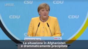 Afghanistan, Merkel: “L’esercito afghano è crollato a una velocità scioccante”
