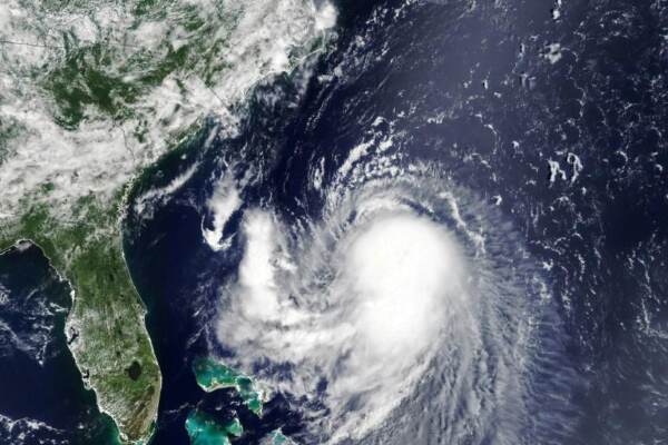 New York: La tempête Henri se transforme en ouragan de catégorie 1 ...