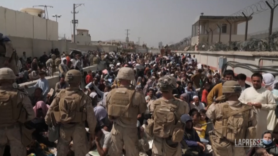 Ancora caos all’aeroporto di Kabul. Usa ai connazionali: “Non ci andate” Ancora caos all’aeroporto di Kabul. Usa ai connazionali: “Non ci andate”