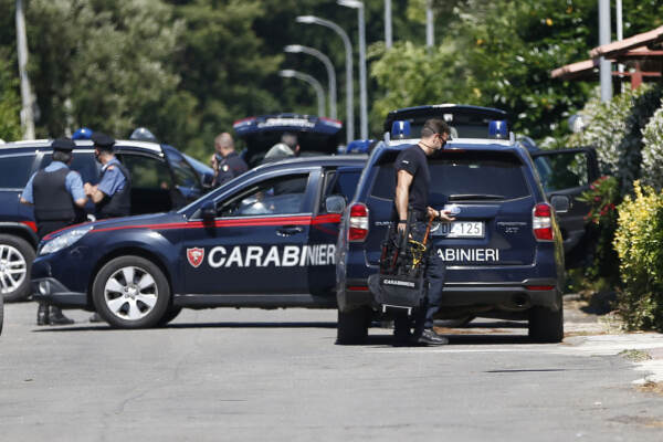 Sparatoria in strada ad Ardea, uccisi un anziano e due fratellini