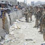 Afghanistan, quasi 200 morti a Kabul: Biden promette vendetta. Allarme per nuovi attacchi dell’Isis