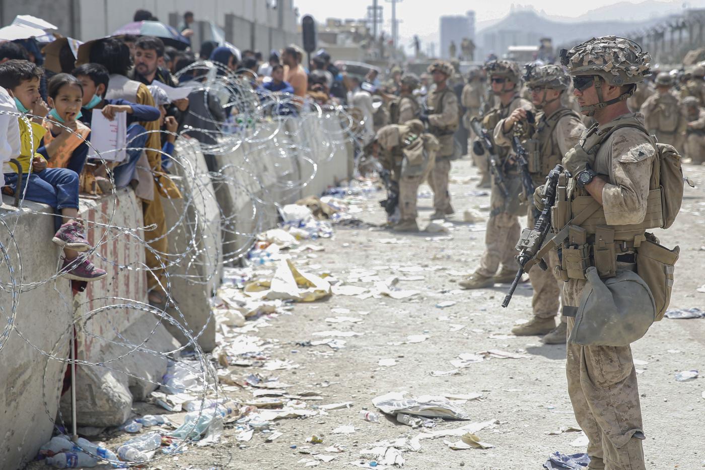 Afghanistan, caos e morti all’aeroporto di Kabul. Johnson: “Martedì G7 straordinario”