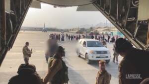 Afghanistan, l’imbarco di centinaia di afghani a Kabul sui voli militari italiani