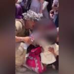 Afghanistan, soldato americano offre acqua ai bambini all’aeroporto di Kabul