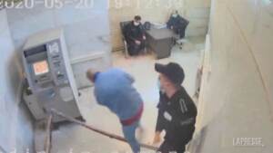 Pugni, calci e schiaffi: in un video rubato le violenze nelle carceri iraniane