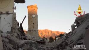 Terremoto, vigili del fuoco tra le macerie di Amatrice
