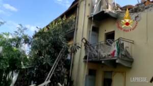 Torino, crolla palazzina: i Vigili del Fuoco tra le macerie