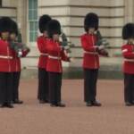 Dopo 18 mesi di stop causa Covid torna il cambio della guardia a Buckingham Palace