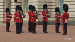 Dopo 18 mesi di stop causa Covid torna il cambio della guardia a Buckingham Palace