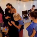 In Italia le donne afghane salvate dai fazzoletti rossi al polso: “Gioia per essere qui ma tristi per aver lasciato la nostra Patria”