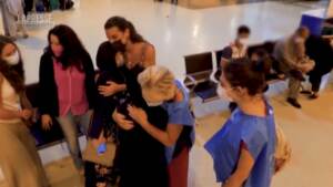 In Italia le donne afghane salvate dai fazzoletti rossi al polso: “Gioia per essere qui ma tristi per aver lasciato la nostra Patria”