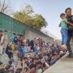 Il console Tommaso Claudi aiuta un bambino afghano all’aeroporto di Kabul
