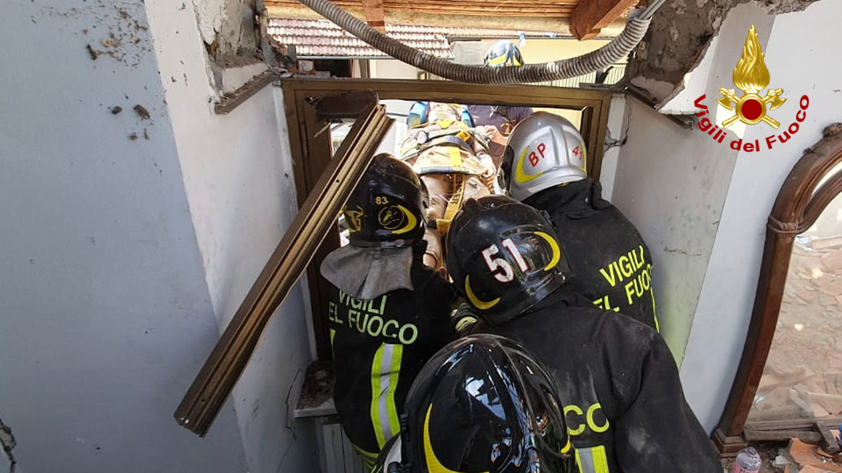 Torino, crolla palazzina di due piani: morto piccolo di 4 anni sotto le macerie, quattro persone in salvo
