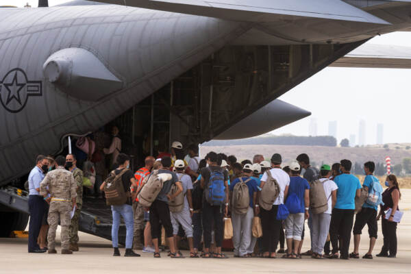Afghanistan, continua con difficoltà l'evacuazione dei civili dalla capitale Kabul