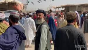 Pakistan, profughi afghani entrano nel paese